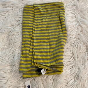 GAP 🧣 brand new with tag color yellow and silver length 28” wide 31”